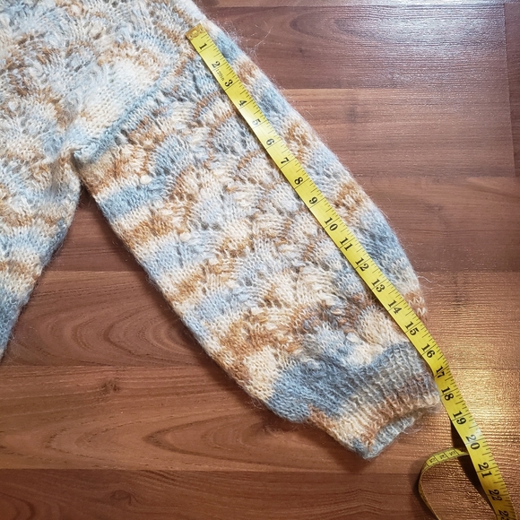 Handmade women's wool knit V-neck ballon sleeves sweater - Picture 12 of 12